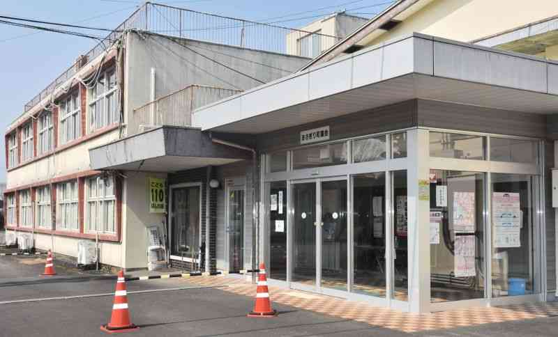 町役場本庁舎から約3キロ離れた旧上校区公民館を使用しているあさぎり町議会議場＝同町