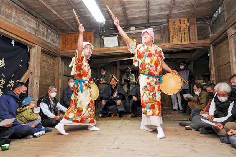 女装した男性2人が太鼓をたたきながら舞う「このみや踊り」＝菊池市