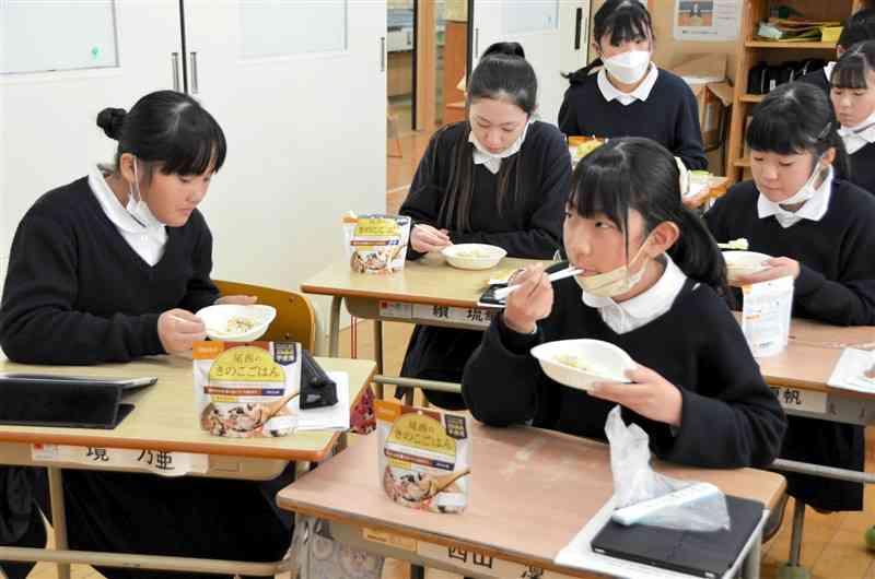 非常食のアルファ米を試食する飽田西小の児童ら＝熊本市南区