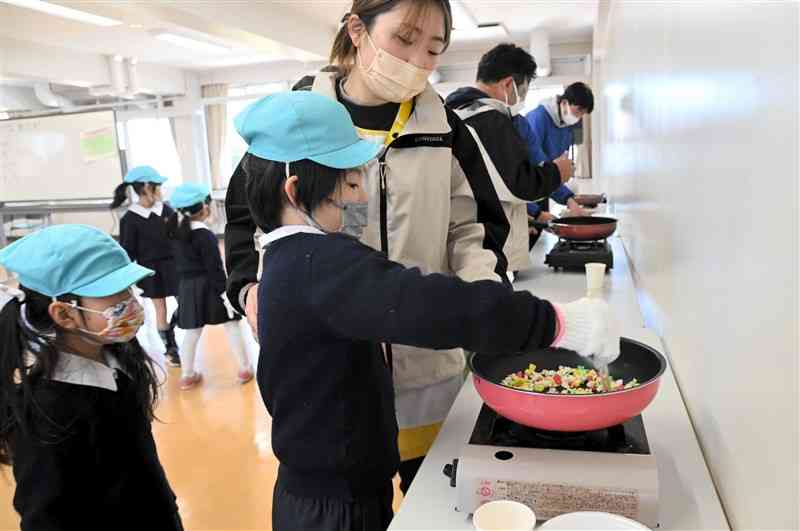 ひなあられを作る阿蘇中央幼稚園の園児ら＝阿蘇市