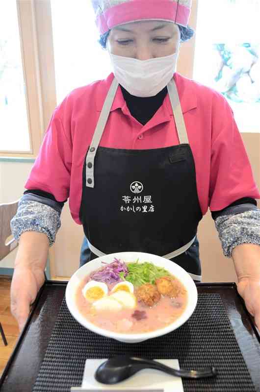 4月9日まで道の駅「宮地岳かかしの里」で味わえる「桃色らうめん」＝天草市