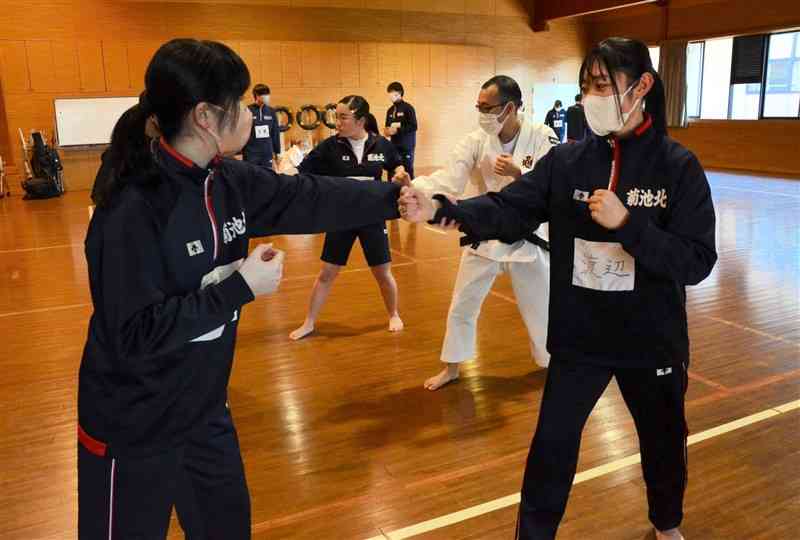 少林寺拳法を練習する生徒たち＝菊池市