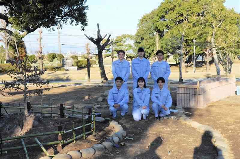 校内に花壇やベンチなどを整備している熊本農高農業土木科2年の生徒たち＝熊本市南区