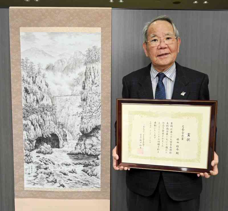 水墨画が全国公募展で上位入賞した林田國夫さん＝熊本市中央区