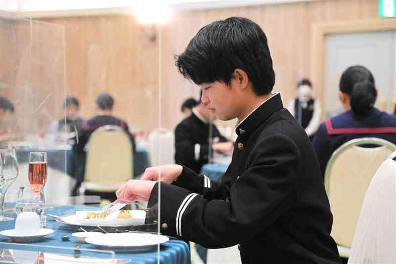 ナイフやフォークを使いコース料理を味わう産山学園の生徒＝阿蘇市