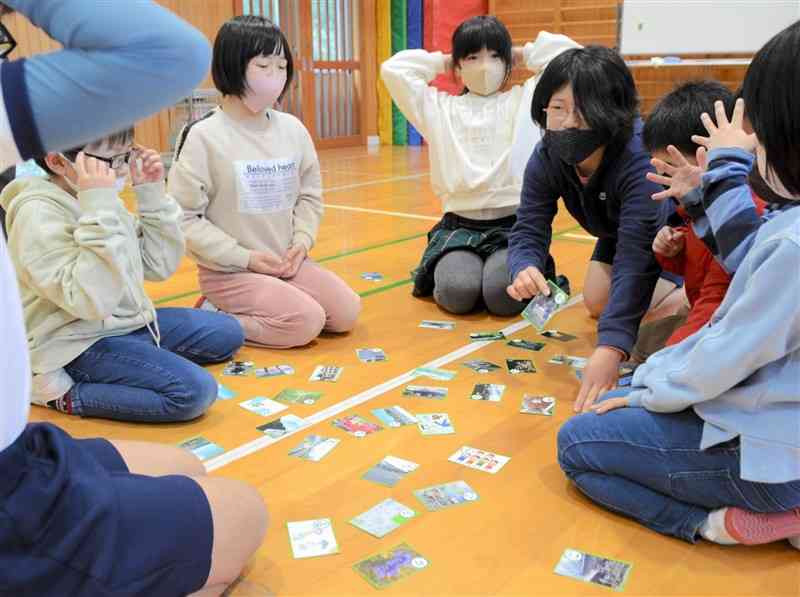 「きよらっ子カルタ」で遊ぶ中原小の児童＝南小国町