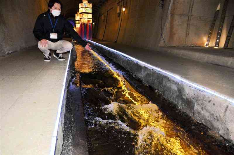 高森湧水トンネルのリニューアルで、LEDが水中に設置された水路＝高森町