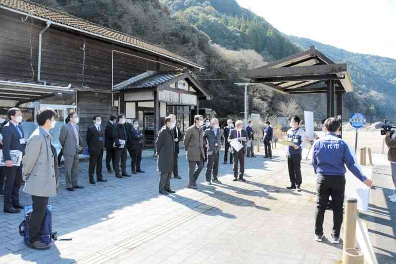 JR坂本駅周辺の復旧状況を視察する学識者ら＝3日、八代市（山本遼）