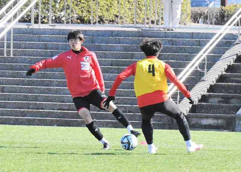 大宮戦に向けて調整するロアッソ熊本のMF松岡瑠夢（左）ら＝県民総合運動公園ラグビー場