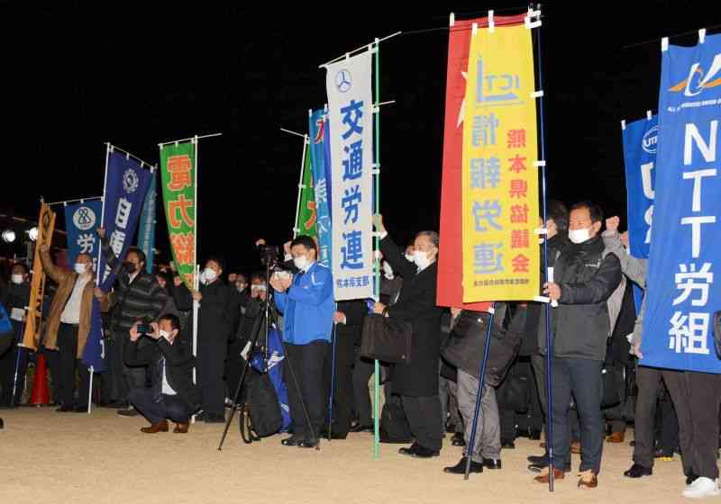 連合熊本の総決起集会で気勢を上げる加盟労組の組合員ら＝3日、熊本市中央区