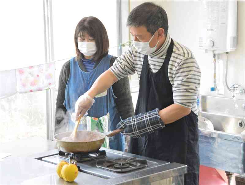 細川ゆかりの献上菓子作りを体験した走潟小の教員＝宇土市