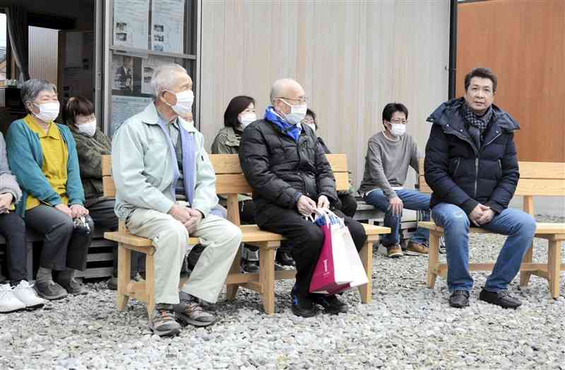 仮設団地を訪れ、熊本豪雨の被災者を激励する山川豊さん（右）＝山江村