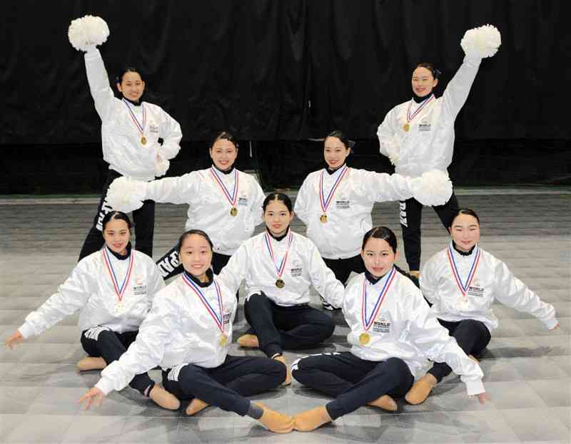 米国で開かれた国際大会で優勝した国府高生らのチアダンスチーム＝熊本市中央区