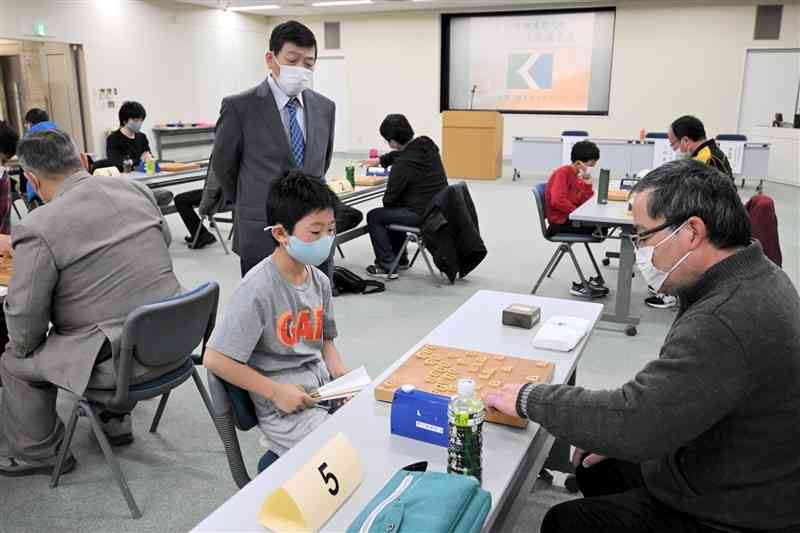 第70期肥後名人戦の熊本市・上益城予選で対局する出場者＝熊本市中央区