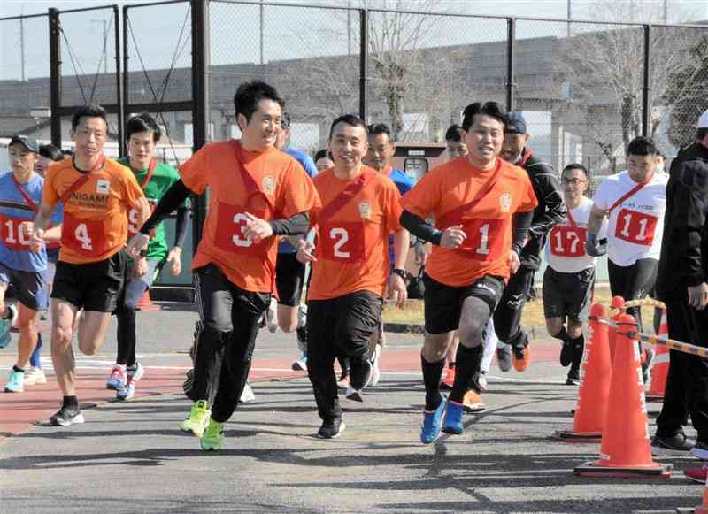 川上誠志さんへの思いを胸に快走する宇土市役所の職員（中央3人）＝同市