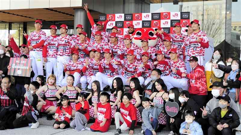 出陣式でファンと一緒に写真に納まる火の国サラマンダーズの選手たち＝5日、熊本市西区のJR熊本駅前「アミュひろば」