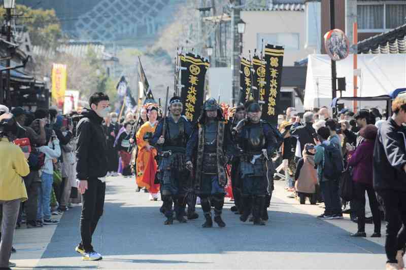 芦北町の復興を祈念した佐敷城下祭りで、甲冑や着物姿で通りを練り歩く参加者＝芦北町