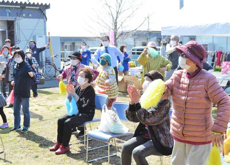3月末に閉鎖する木山仮設団地で開かれた最後の「お茶会」で、音楽に合わせて踊る元住民ら＝5日午前、益城町