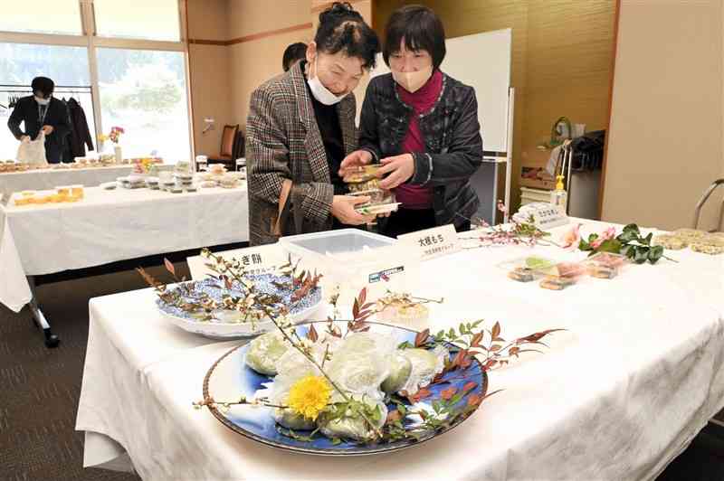 阿蘇地域の郷土料理が並んだ「ふるさと食の文化祭」の会場＝阿蘇市