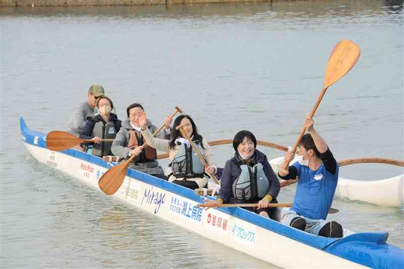 水俣市が開いた台湾人向けモニターツアーで、アウトリガーカヌーを体験する参加者ら＝同市