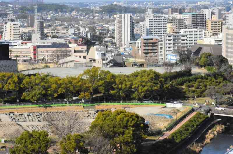 千葉城地区の一画にあり、石材置き場として利用される方針が示されたNHK跡地（中央）。手前は、既に石材置き場となっているJT跡地＝熊本市中央区