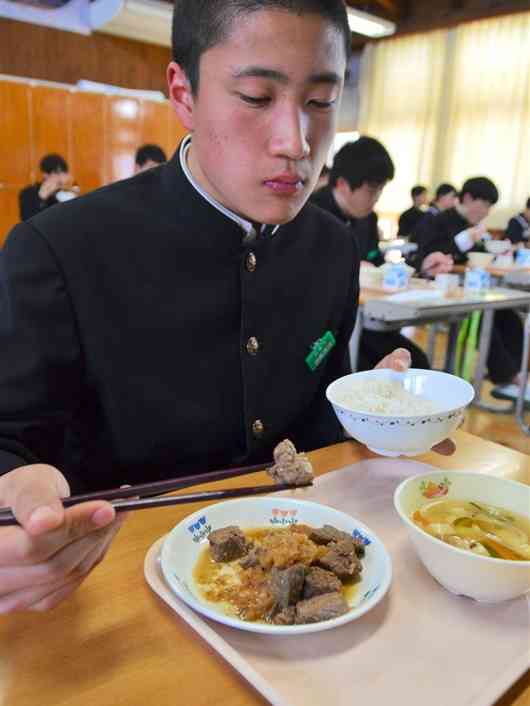 あか牛のサイコロステーキを味わう高森中の生徒＝高森町