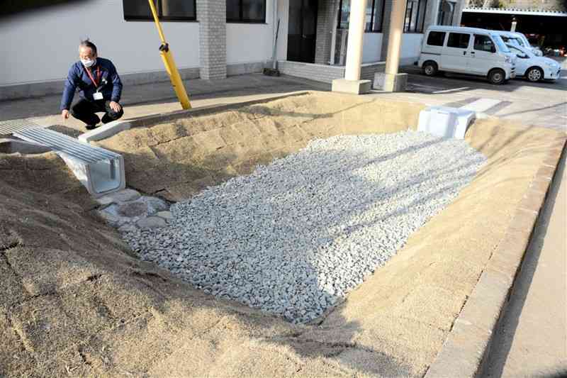 県球磨地域振興局の敷地に完成した「雨庭」＝人吉市