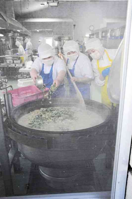 龍田共同調理場で約900人分の給食を作る職員ら。急激な値上がりで食材調達は厳しさを増している＝7日、熊本市北区
