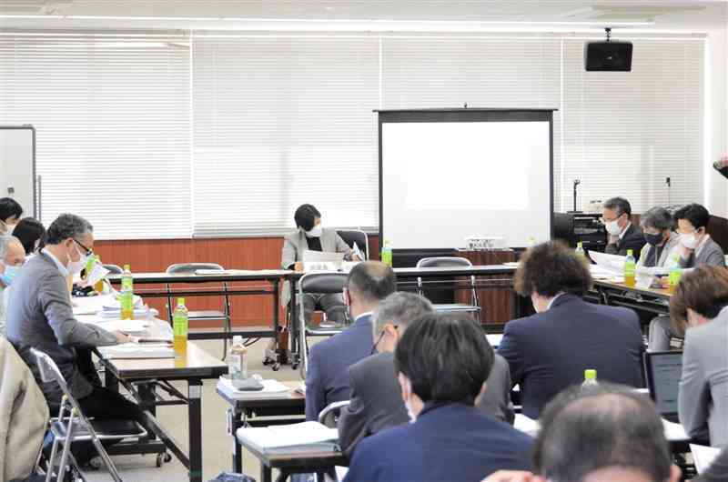 御船町に整備予定の新ごみ処理施設に関して意見交換した県環境影響評価審査会＝御船町