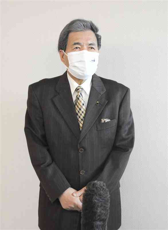マスク着用について「個人の判断に委ねたい」と報道陣に答える蒲島郁夫知事＝9日、県庁