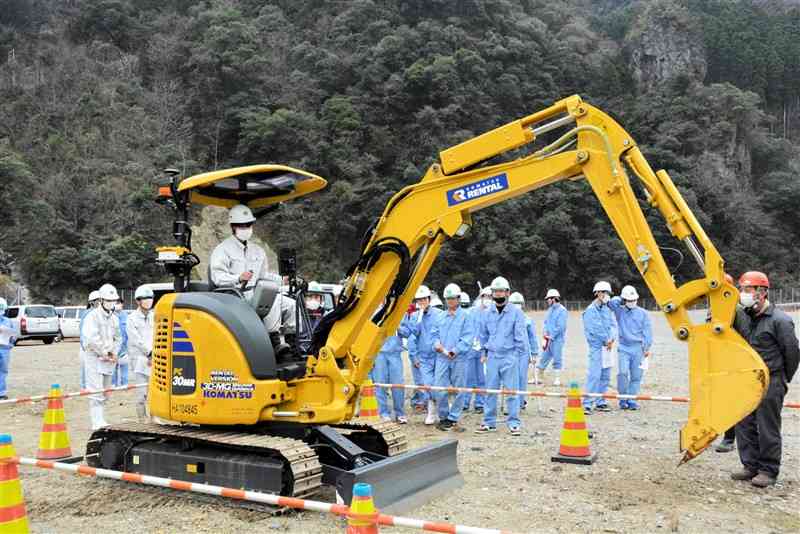 最新技術を搭載した重機を操作する南稜高の生徒＝五木村