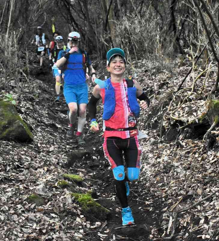 10キロ付近の下り坂を駆け降りる参加者＝水上村