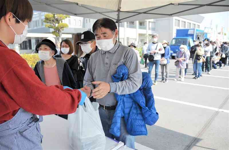 4年ぶりに開かれた「木山初市」で、名物の市だごを買い求める人たち＝益城町