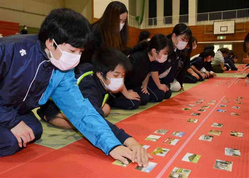 「ふるさとカルタ」の札を勢いよく取り合う西合志中の生徒＝合志市