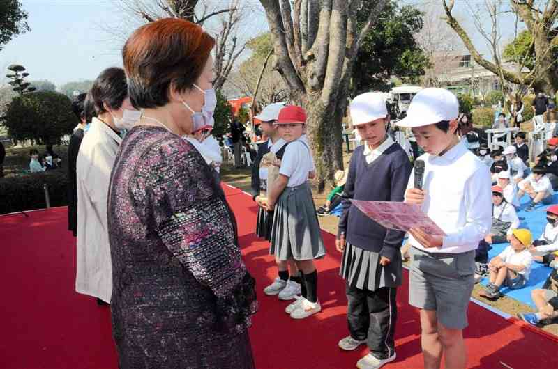 地域の人たちに手作りの感謝状を贈る児童たち＝菊池市