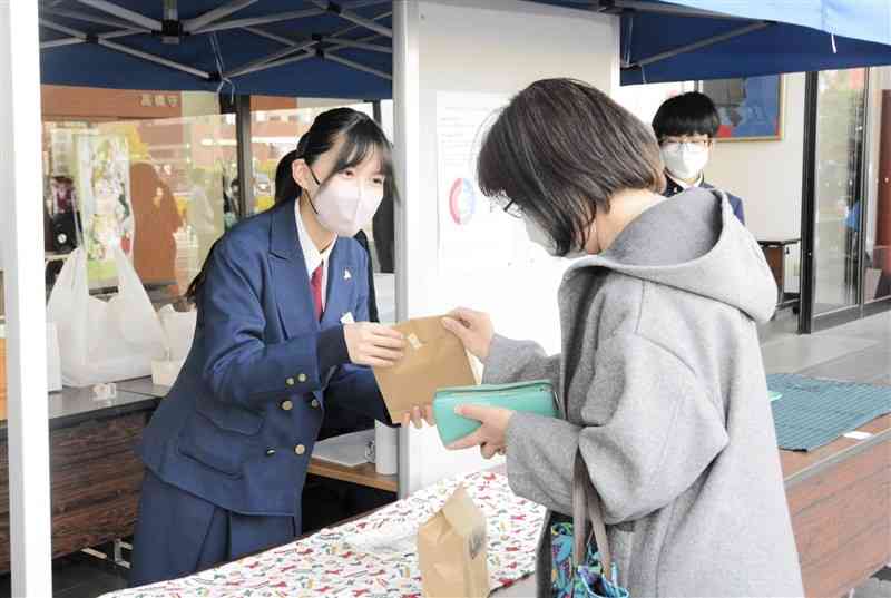 規格外の野菜を使ったサンドイッチを保護者らに販売する熊本学園大付属中の生徒＝熊本市中央区