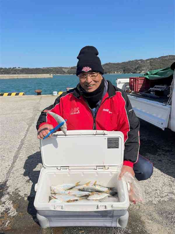 コノシロの数釣りを楽しんだ松岡鉄男さん＝芦北町の松ケ崎の波止