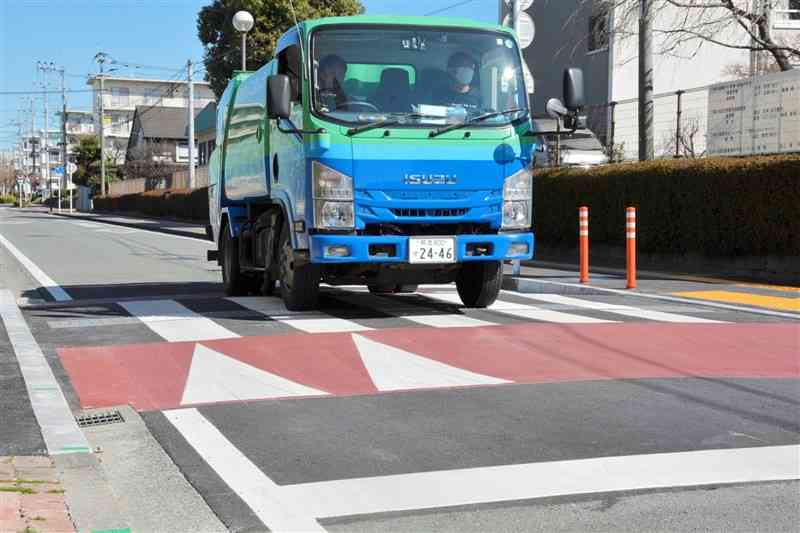 高さ約10センチのハンプ上を歩行者が渡るようにした「スムーズ横断歩道」＝15日、熊本市東区