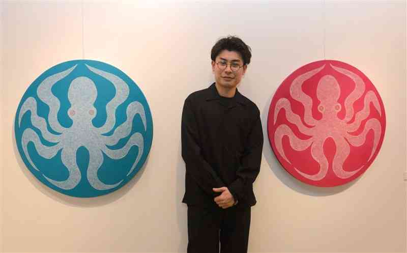 個展に展示した「tako」と菊川天照さん＝東京都中央区