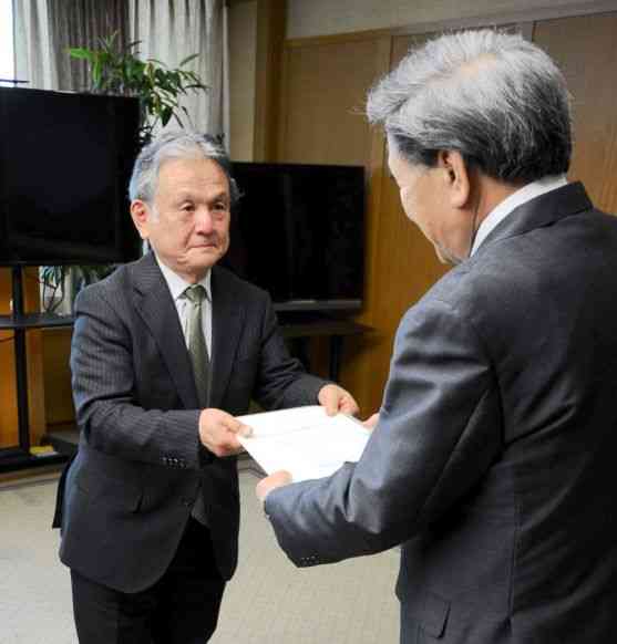 「田んぼダム」推進に向けた提言書を蒲島郁夫知事（右）に手渡す検証委員会の渡邉紹裕委員長＝15日、県庁