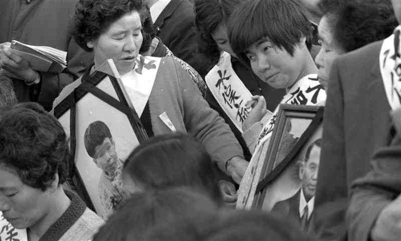 水俣病1次訴訟の判決で入廷する坂本しのぶさん（中央右）。左は母フジエさん＝1973年3月、熊本地裁