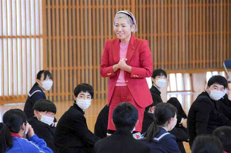 八代七中の生徒に「ありのままの自分を受け入れて成長してほしい」と話す横田久世さん＝15日、八代市