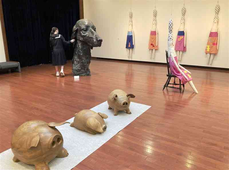 作品に触れながら鑑賞の広がりについて考える「目の部屋と手の部屋」展＝熊本市中央区