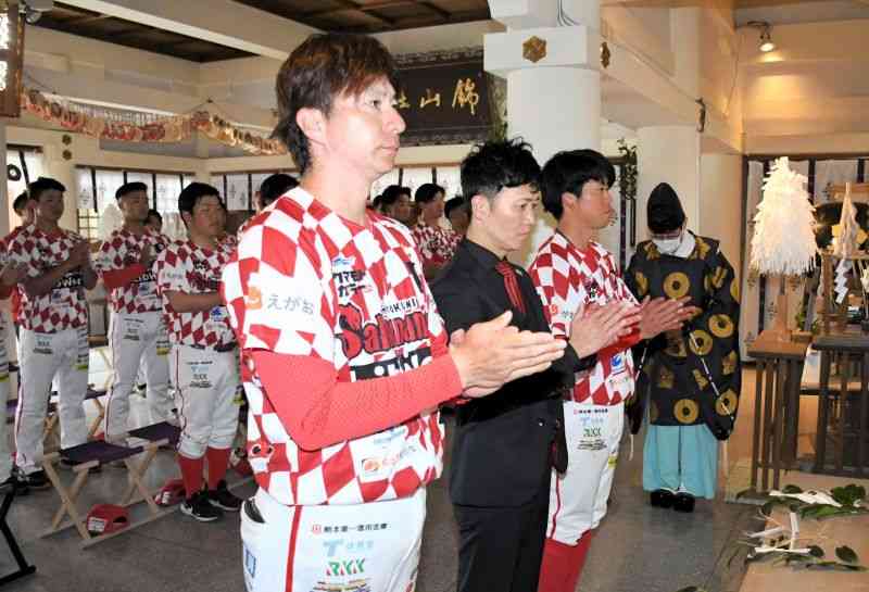 今シーズンの必勝を祈願する火の国サラマンダーズの馬原孝浩監督（手前左）ら＝熊本市の加藤神社