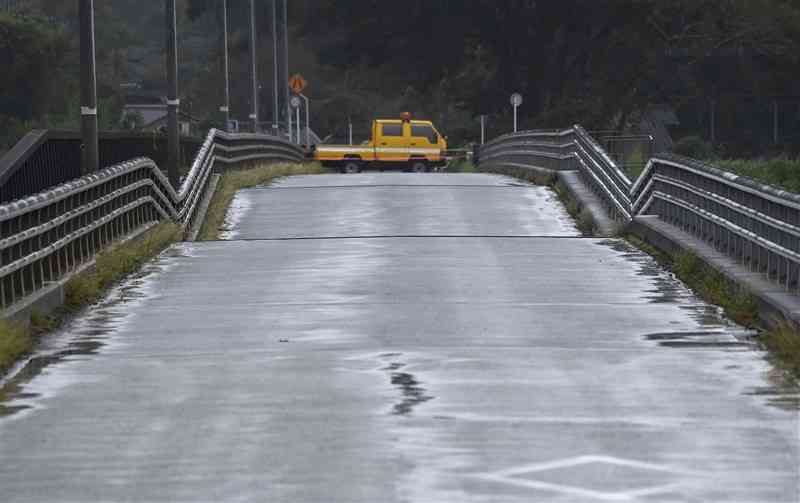 台風被害で橋桁がV字型に変形し、通行止めとなった球磨大橋＝昨年9月19日、錦町（小野宏明）
