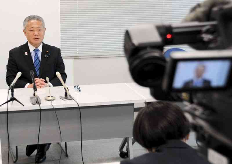 県議選に懸ける思いをアピールする日本維新の会の馬場伸幸代表＝17日、県庁