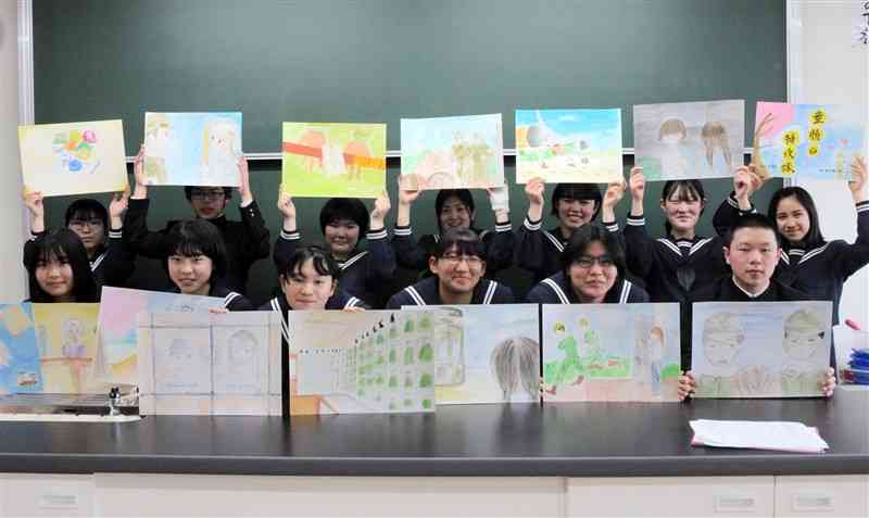 出来上がった紙芝居の絵を手に持つ泗水中の生徒＝菊池市