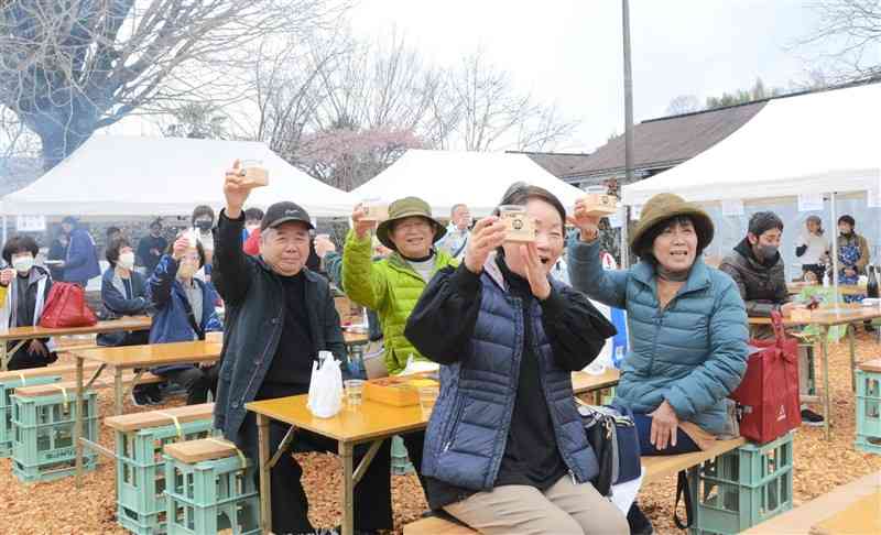 「新酒祭り」の会場で乾杯する来場者＝小国町