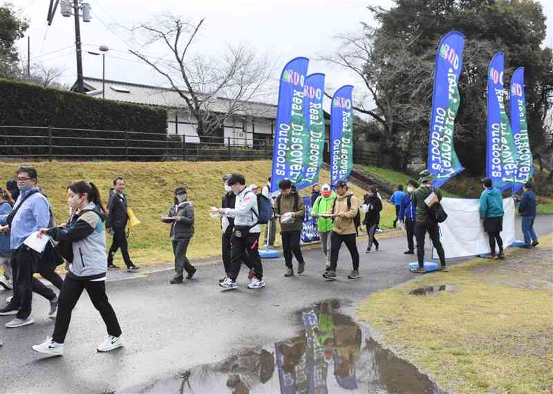 ロゲイニングの実証実験で、地図を手にスタートする町職員ら＝和水町