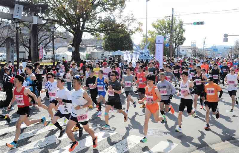 一斉にスタートするハーフの出場者＝菊池市